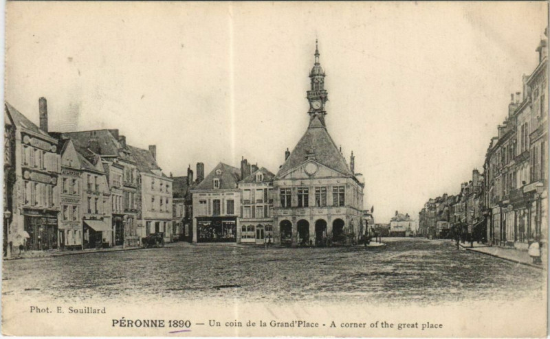 Carte postale ancienne Peronne Un Coin de la Grand'Place à Péronne