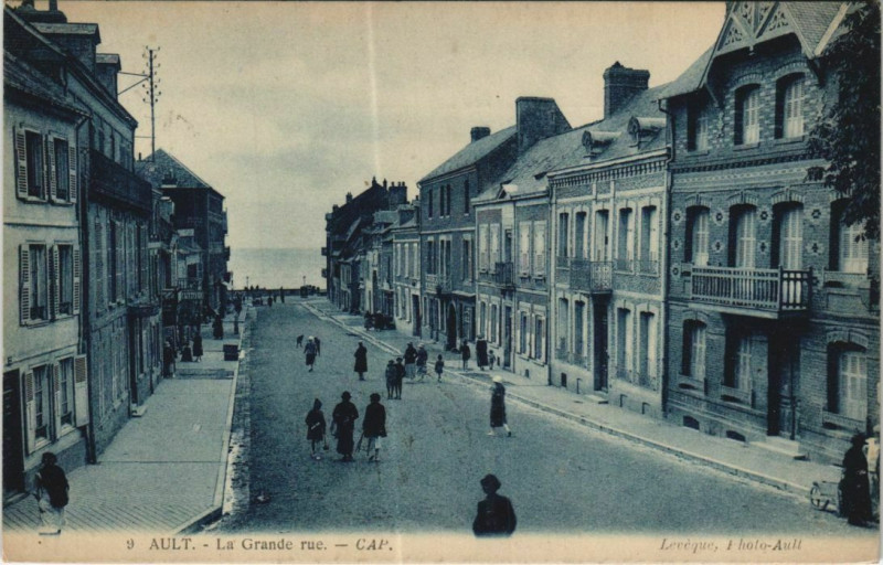 Carte postale ancienne Ault Le Grande Rue à Ault