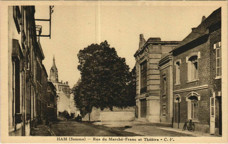 Carte postale ancienne Rue du Marché-Franc et Théâtre à Ham