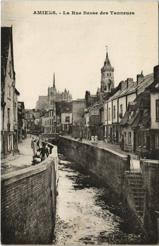 Carte postale ancienne Amiens - La Rue Basse des Tannuers à Amiens