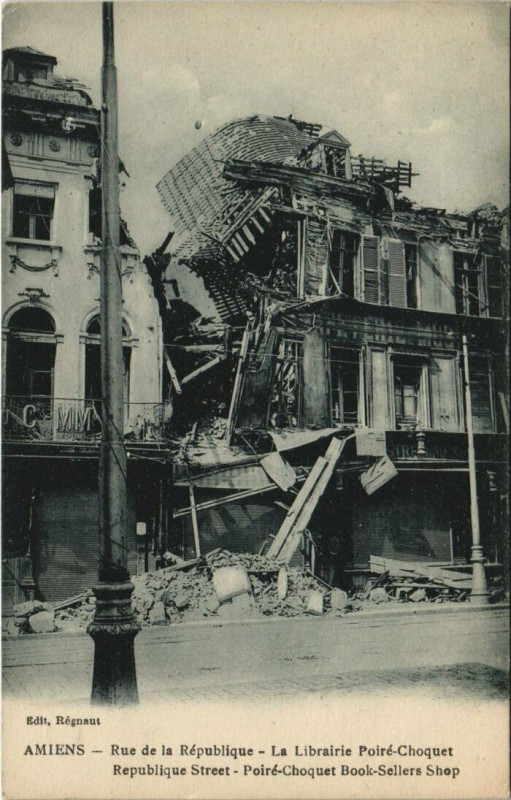 Carte postale ancienne Amiens - Rue de la Repubeique - La Librairie Poire-Choquet à Amiens
