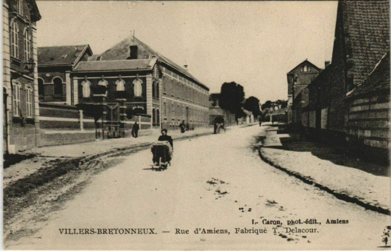 Carte postale ancienne Villers-Bretonneux - Rue d'Amiens Fabrique à Villers-Bretonneux