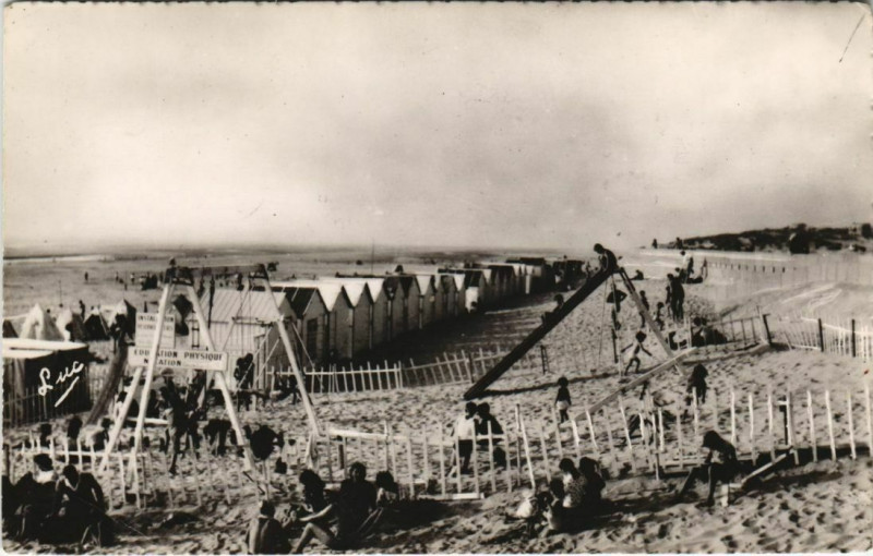 Carte postale ancienne Fort-Mahon Plage A la plage à Fort-Mahon-Plage
