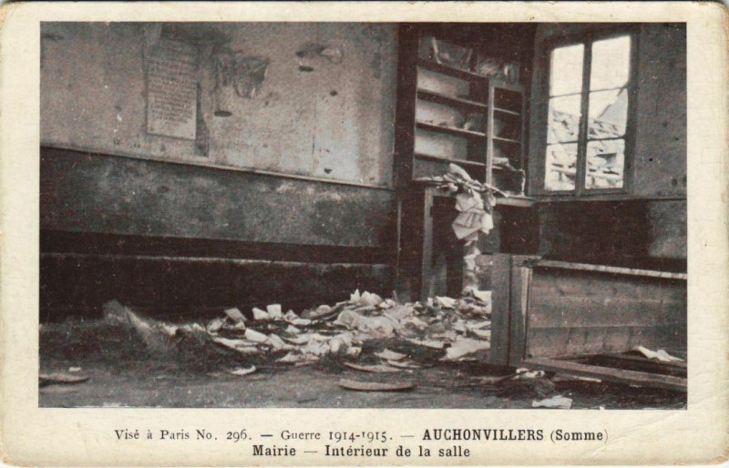 Carte postale ancienne Guerre 1914-1915 - Auchonvillers Mairie - Int. de la salle à Auchonvillers