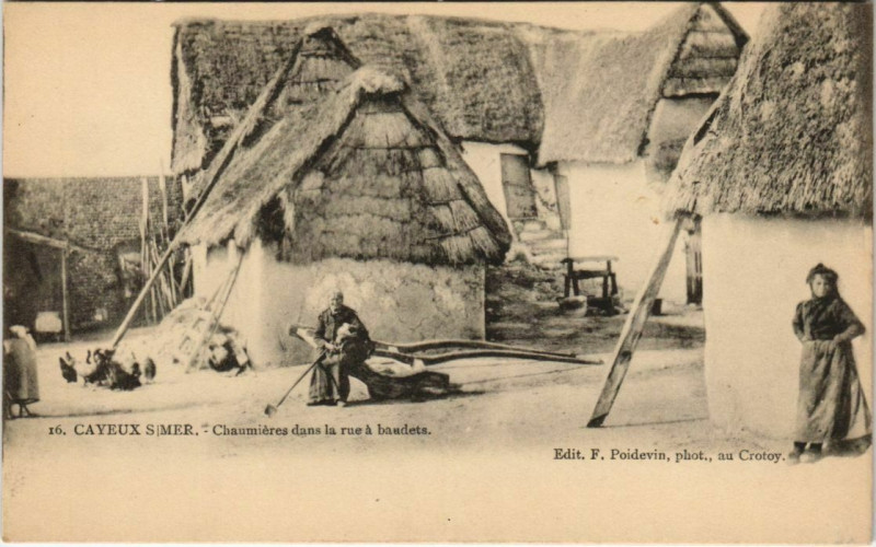 Carte postale ancienne Cayeux-sur-Mer - Chaumieres dans la rue a baudets à Cayeux-sur-Mer
