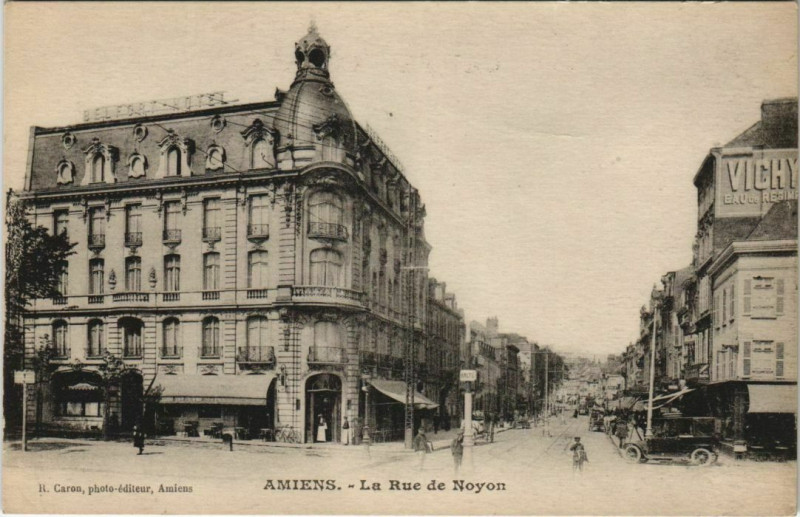 Carte postale ancienne Amiens - La Rue de Noyon à Amiens