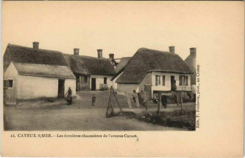 Carte postale ancienne Cayeux-sur-Mer - Les dernieres chaumnieres de l'avenue Carnot à Cayeux-sur-Mer