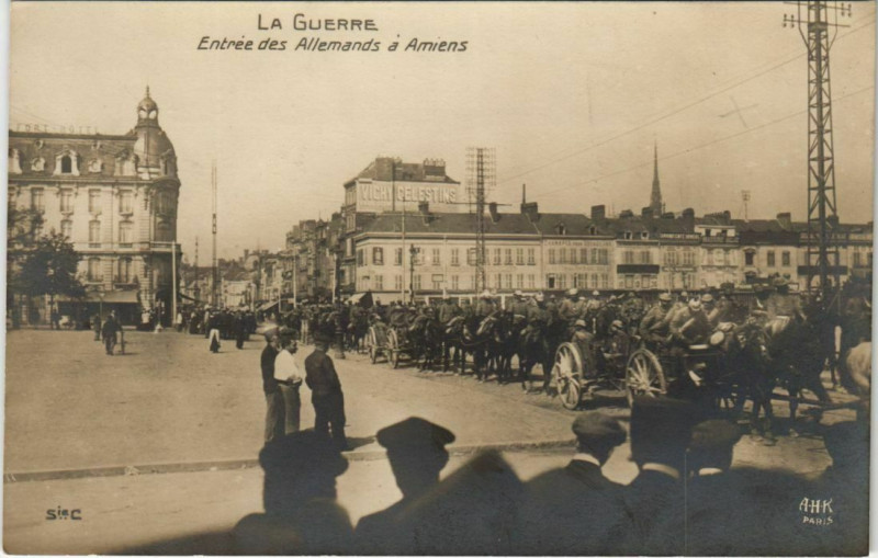Carte postale ancienne La Guerre Entrée des Allemands a Amiens à Amiens