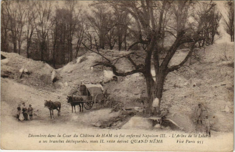 Carte postale ancienne Decombre dans la Cour du Chateau Ham ou à Ham