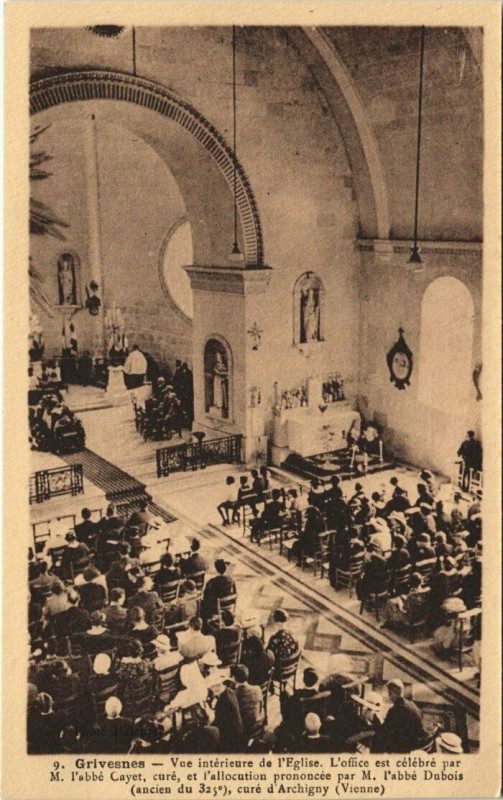 Carte postale ancienne Grivesnes - Vue Int. de l'Eglise à Grivesnes