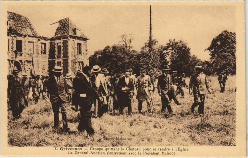 Carte postale ancienne Grivesnes - Groupe quittant le Chateau pour se rendre a l'Eglise à Grivesnes