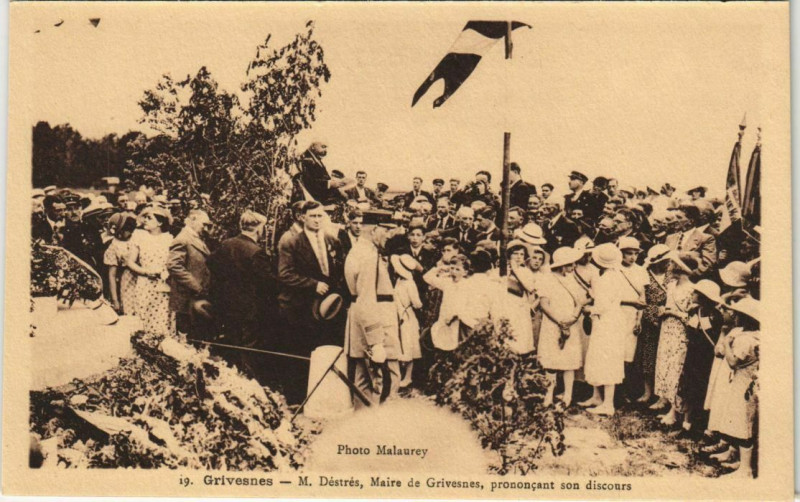 Carte postale ancienne Grivesnes - M. Destres Maire de Grivesnes prononcant son discours à Grivesnes