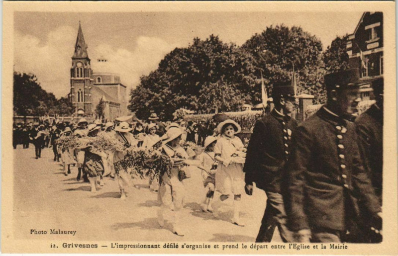 Carte postale ancienne Grivesnes L'impessionnant defile s'organise et prend ée depard... à Grivesnes