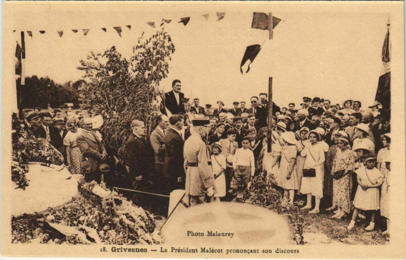 Carte postale ancienne Grivesnes - le President Malecot prononcant son discours à Grivesnes