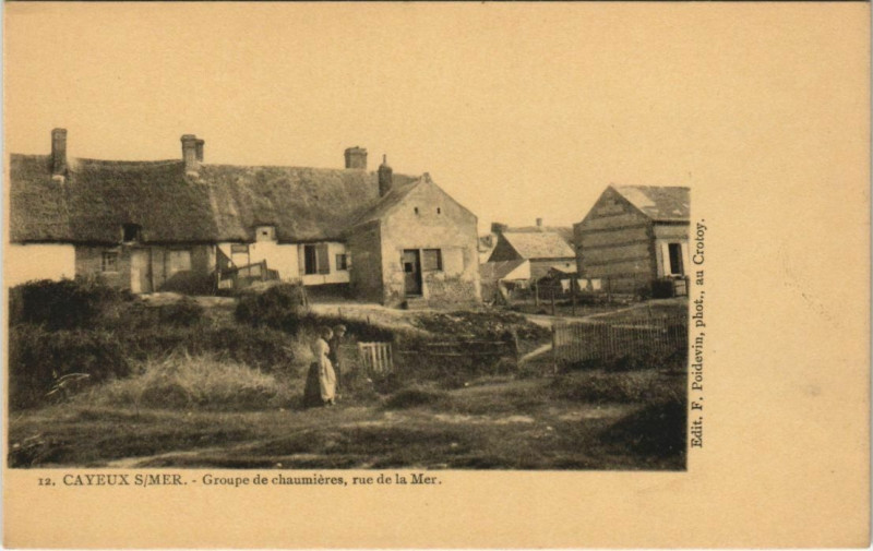 Carte postale ancienne Cayeux-sur-Mer - Groupe de chaumieres rue de la Mer à Cayeux-sur-Mer
