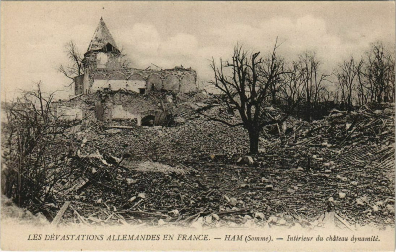 Carte postale ancienne Ham - Int. du chateau dynamite à Ham