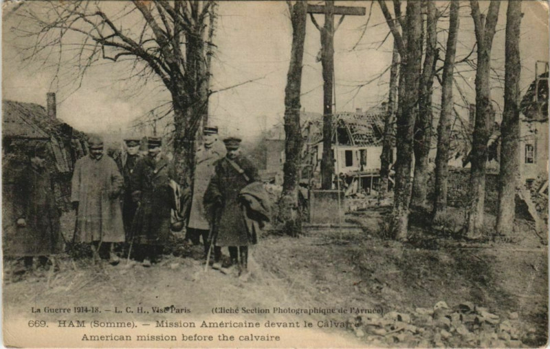 Carte postale ancienne Ham - Mission Americaine devant le Calvarre à Ham