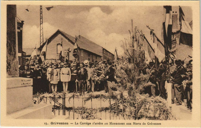 Carte postale ancienne Grivesnes - Le Cortege s'arrete au Mon. aux Morts de Grivesnes à Grivesnes