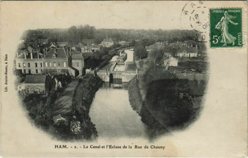 Carte postale ancienne Ham - Le Canal et l'Ecluse de la Rue de Chauny à Ham