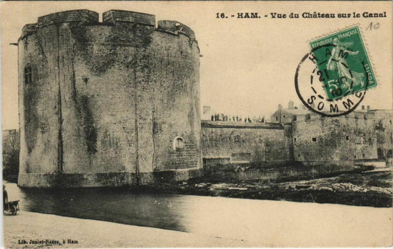 Carte postale ancienne Ham - Vue du Chateau sur le Canal à Ham