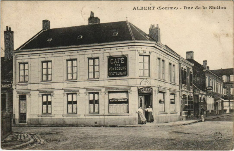 Carte postale ancienne Albert - Rue de la Station à Albert