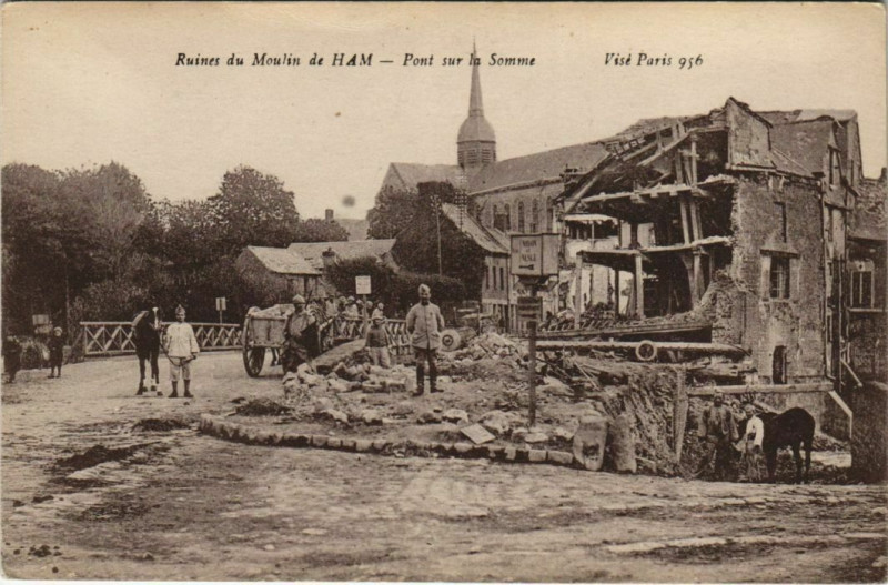 Carte postale ancienne Ruines de Moulin de Ham - Pont sur la Somme à Ham