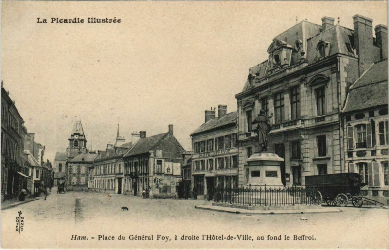 Carte postale ancienne Place du Général Foy, à droite l'Hôtel-de-Ville, au fond le Beffroi à Ham