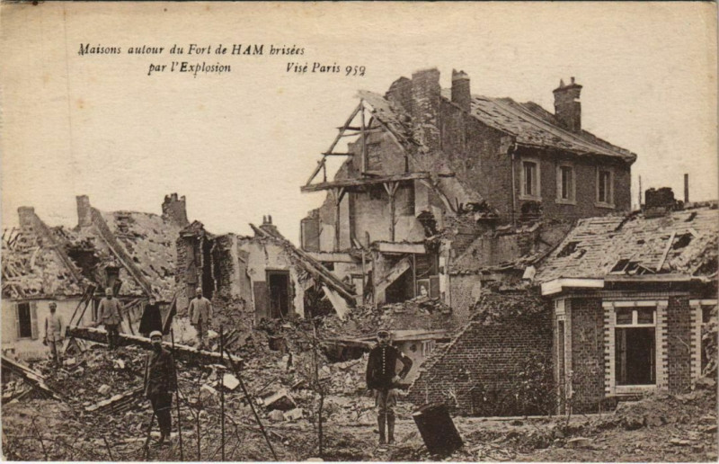 Carte postale ancienne Maisons aoutour du Fort de Ham brises par l'Explossion à Ham