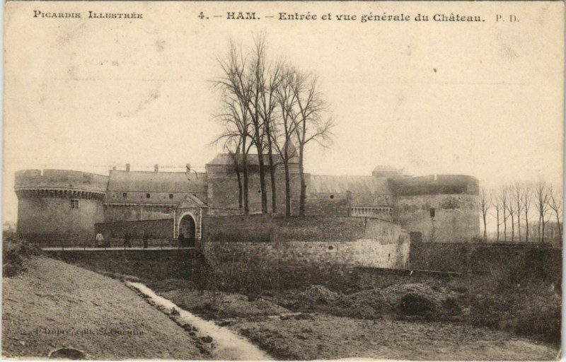 Carte postale ancienne Ham - Entrée et vue générale du Chateau à Ham