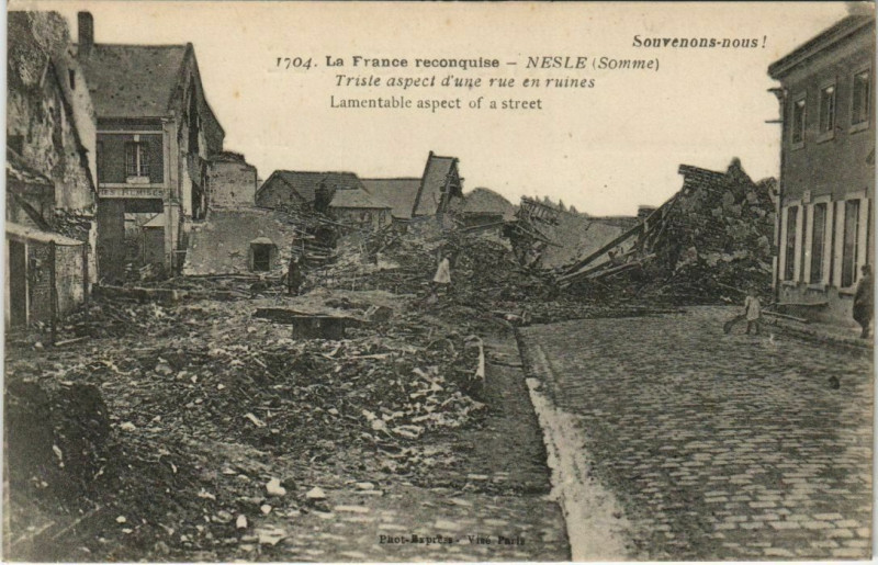 Carte postale ancienne La France reconquise - Nesle Trisle aspect d'une rue emn ruines à Nesle
