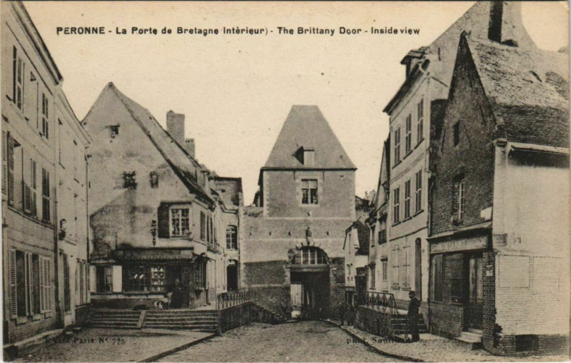 Carte postale ancienne Peronne - La Porte de Bretagne Int. à Péronne