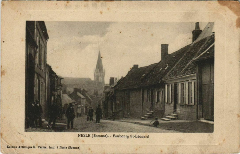 Carte postale ancienne Nesle - Faubourg Saint-Leonard à Nesle
