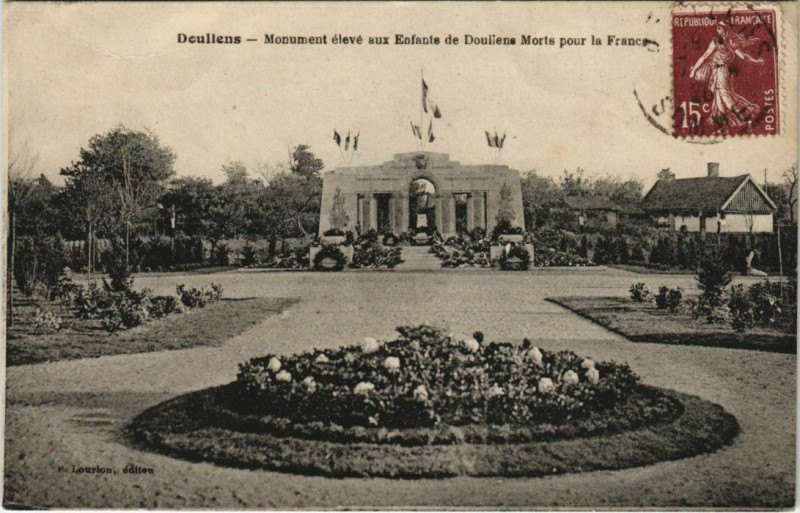 Carte postale ancienne Doullens - Mon. eleve aux Enfants de Douliens Morts pour la Fr. à Doullens