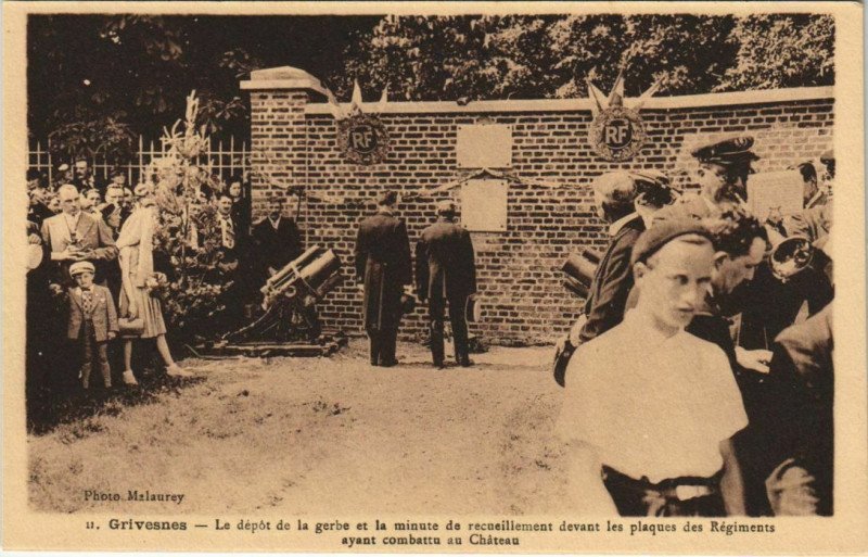 Carte postale ancienne Grivesnes - Le depot de la gerbe et la minute... à Grivesnes