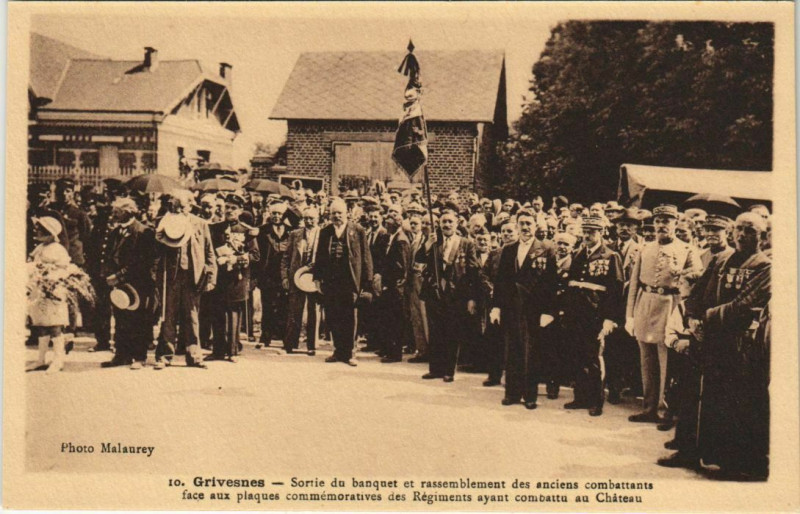 Carte postale ancienne Grivesnes - Sortie du banquet et rassemblement à Grivesnes