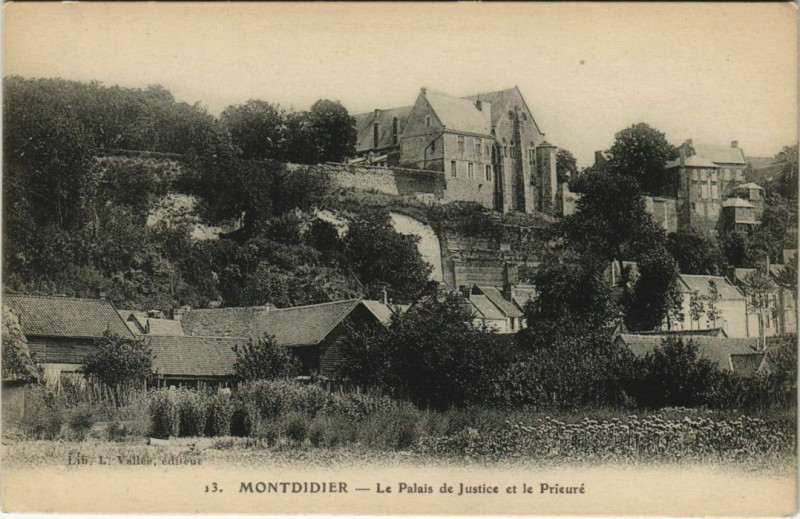 Carte postale ancienne Montdidier - Le Palais de Justice et le Prieure à Montdidier