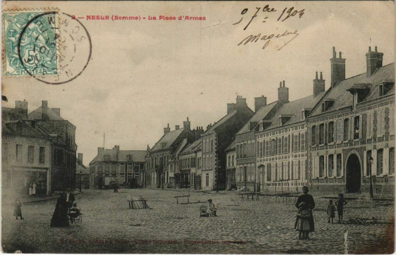 Carte postale ancienne Nesle - La Place d'Armes à Nesle