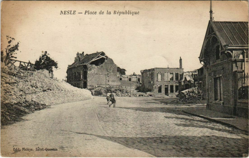 Carte postale ancienne Nesle - Place de la Republique à Nesle