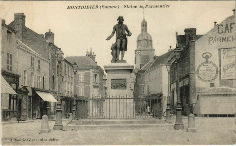 Carte postale ancienne Montdidier - Statue de Parmentier à Montdidier