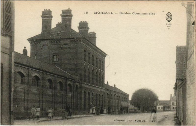 Carte postale ancienne Moreuil - Ecoles Communales à Moreuil