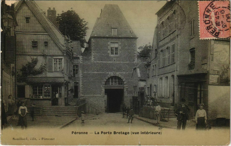 Carte postale ancienne Peronne - La Porte Bretage à Péronne