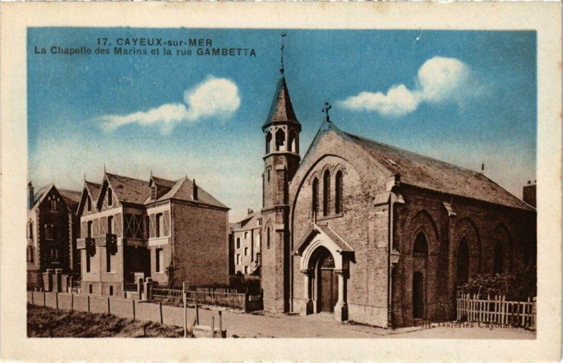 Carte postale ancienne Cayeux-sur-Mer - La Chapelle des Marins et la rue Gambetta à Cayeux-sur-Mer