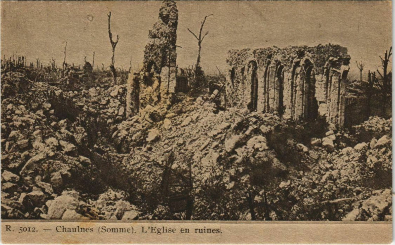 Carte postale ancienne Chaulnes L'Eglise en ruines à Chaulnes