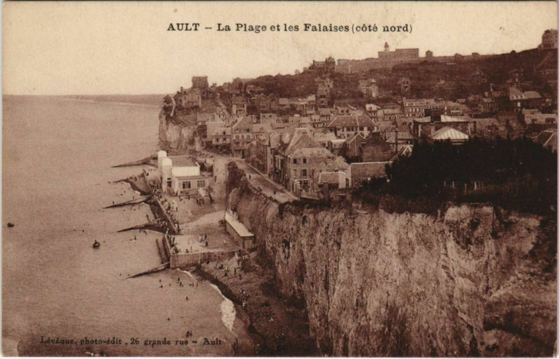 Carte postale ancienne Ault - La Plage et les Falaises à Ault