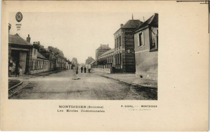 Carte postale ancienne Montdidier Les Ecoles Communales à Montdidier