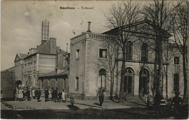 Carte postale ancienne Doullens - Tribunal à Doullens