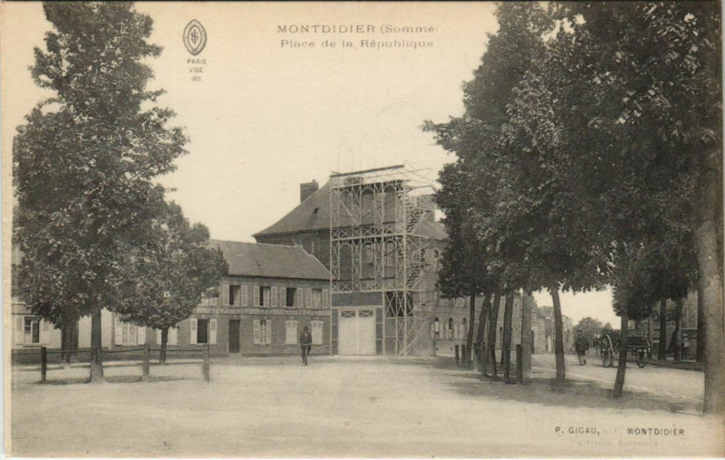 Carte postale ancienne Montdidier Place de la Republique à Montdidier