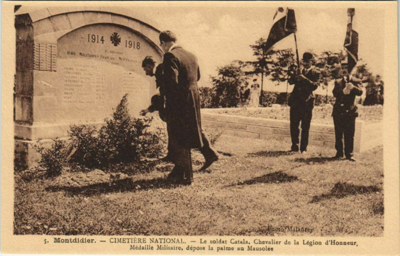 Carte postale ancienne Montdidier - Cimitiere National à Montdidier