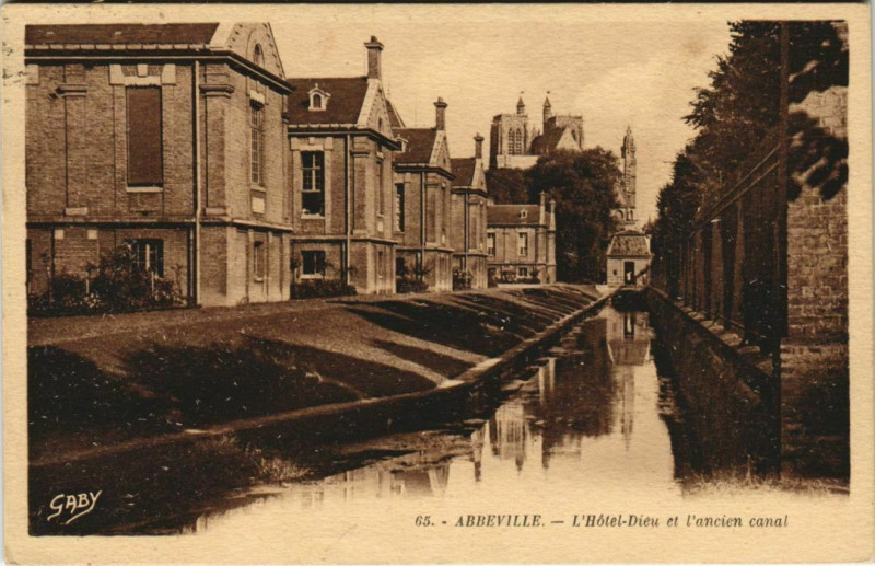 Carte postale ancienne Abbeville - L'Hotel-Dieu et l'ancien canal à Abbeville