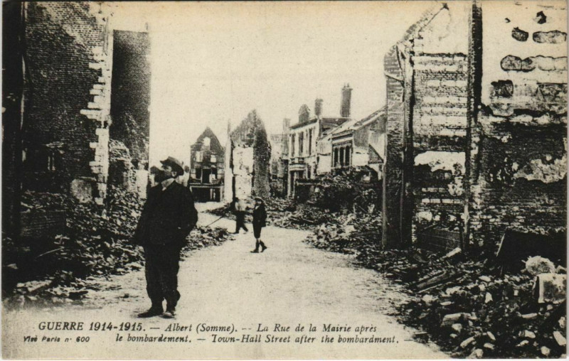 Carte postale ancienne Guerre 1914-1915 Albert La Rue de la Mairie apres le bombardem. à Albert